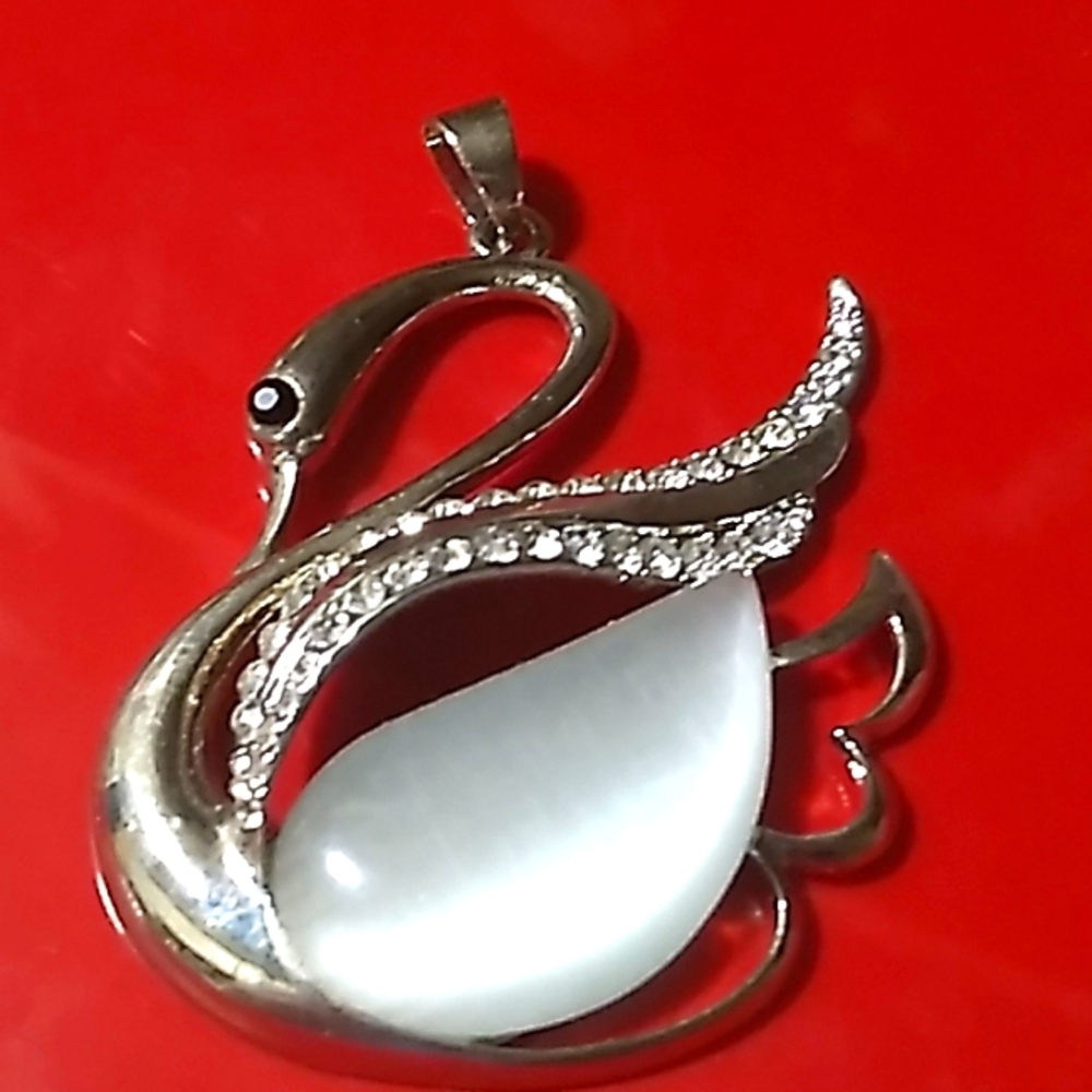 STUNNING Vintage SWAN PENDANT/ Jellybelly...?